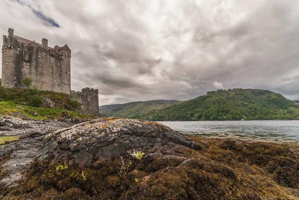 Casa principal y torre del Castillo de Eilean Donan, Escocia . — Foto de Stock