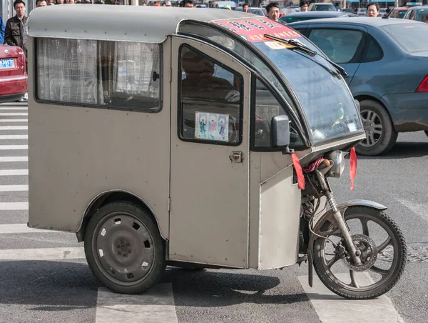 Covered cube-like tricycle in street scene. — Stock Photo, Image