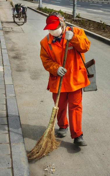 Street sweeper in orange garb on street. — Stock Photo, Image