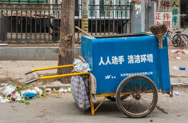 Coleta de lixo empurrar carrinho na rua . — Fotografia de Stock