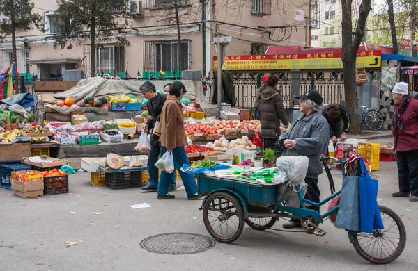 Escenario del mercado de verduras callejero con vendedores y compradores . — Foto de Stock