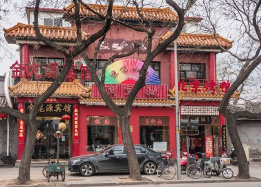 Geleneksel tarzı Restoran Pekin kırmızı cephe.