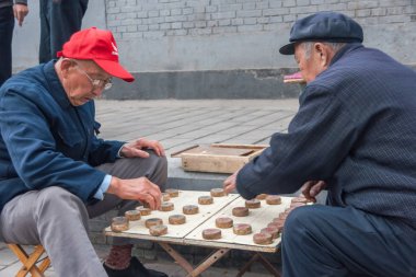 İki adam Xiangqi, Çin Satrancı, sokakta, Beijing oynamak..