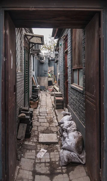 Narrow Hutong alley in Beijing. — Stock Photo, Image