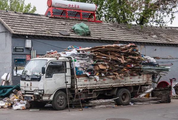 Kamion naložený karton a papír k recyklaci, Peking. — Stock fotografie