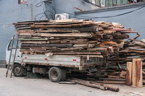 Kamion naložený dřevem k recyklaci, Peking. — Stock fotografie