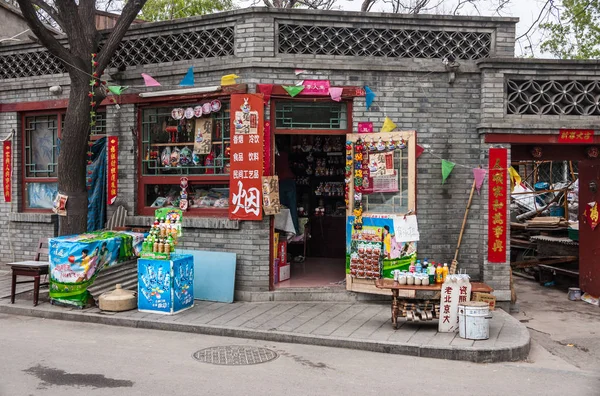 Farbenfroher Laden an der Ecke mit Souvenirs, Peking. — Stockfoto