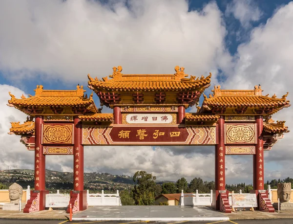 Тори-вход в буддийский храм Си Лай, Калифорния . — стоковое фото