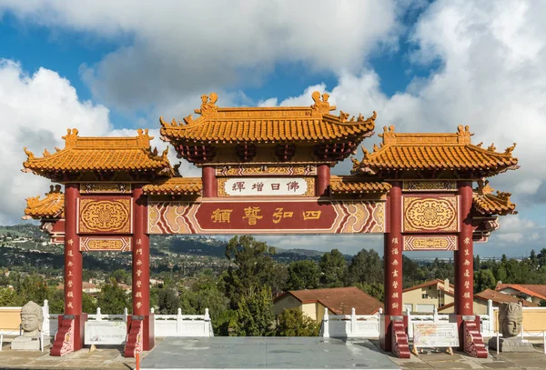 Torii ingang van Hsi Lai boeddhistische tempel, Californië. Stockafbeelding