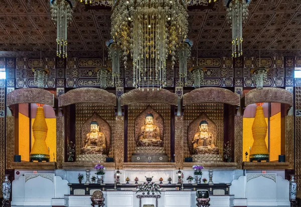 Shrine of main hall at Hsi Lai Buddhist Temple, California. — Stock Photo, Image