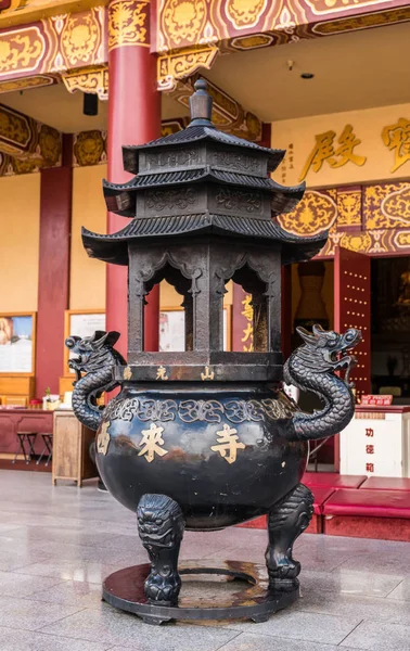 Ofrezca un recipiente en el Templo Budista Hsi Lai, California . — Foto de Stock