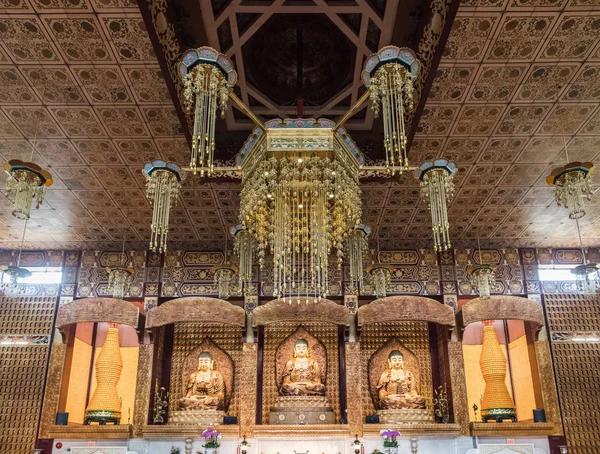 Sanctuaire du hall principal du temple bouddhiste Hsi Lai, Californie . — Photo