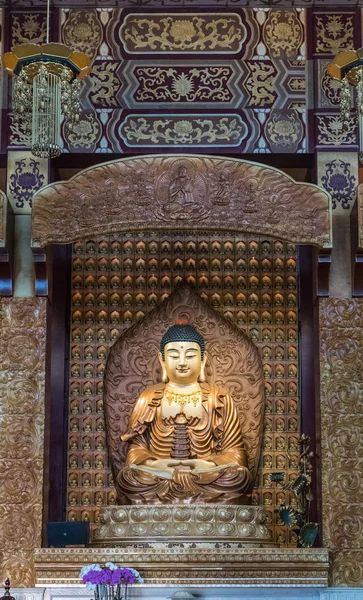 Buda de Amitabha en el santuario principal en el templo Buddhist de Hsi Lai, California —  Fotos de Stock