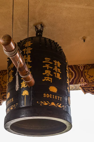 Гігантські Белл на головна святиня Сі Lai буддійського храму, Каліфорнія — стокове фото