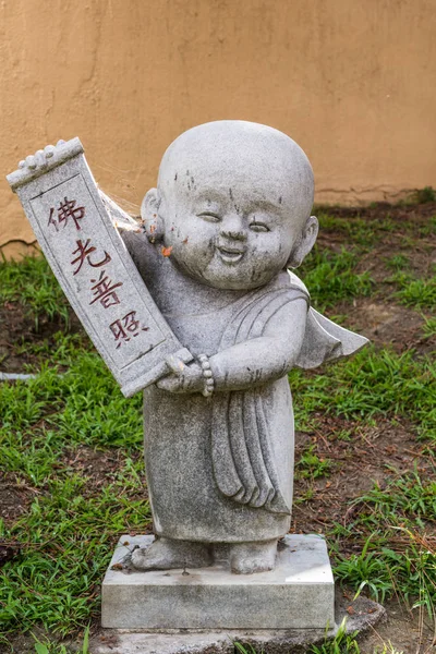 Statue de moine garçon au temple bouddhiste Hsi Lai, Californie . — Photo