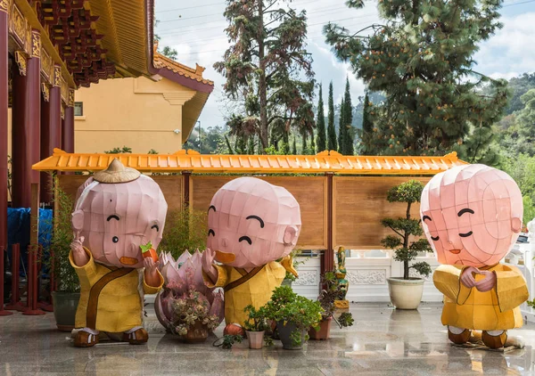 シライ仏教寺、カリフォルニアで 3 つの少年僧人形. — ストック写真