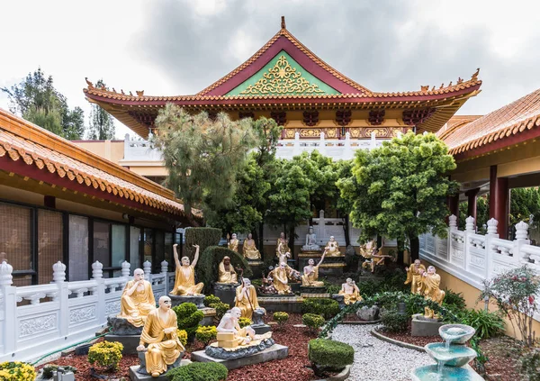 Arhat garden of Hsi Lai Buddhist Temple, California. — Stock Photo, Image