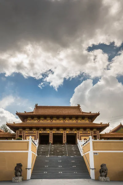 Hall för Bodhisattvas på Hsi Lai buddhistiska tempel, Kalifornien. — Stockfoto