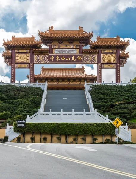 Torii Entrance gate of Hsi Lai Buddhist Temple, California. — Stock Photo, Image