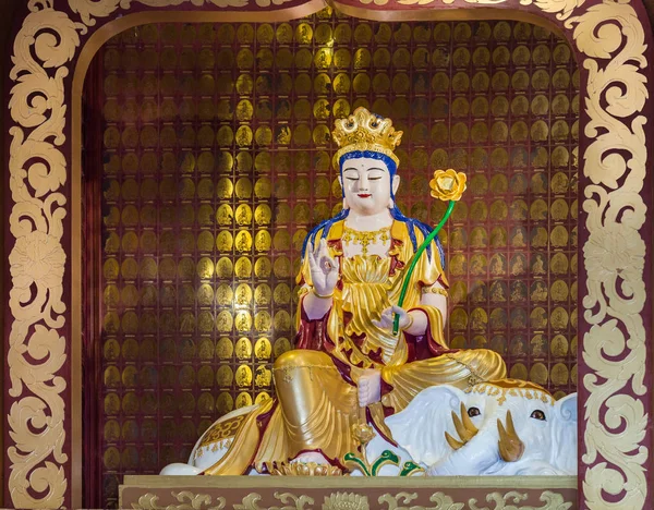 Самантабхадра Бодхисаттва в буддийском храме Хси Лай, Калифорния — стоковое фото