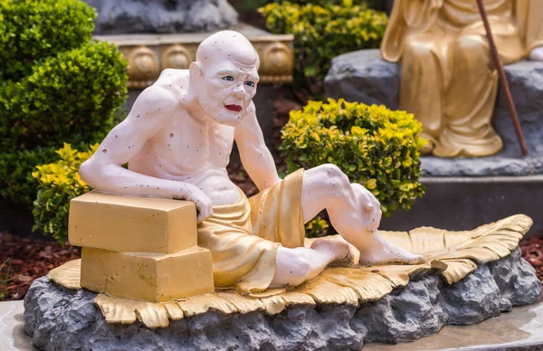 Vanavasin en el jardín Arhat en el templo Buddhist de Hsi Lai, California — Foto de Stock