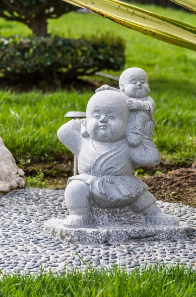 Estatua de monje pupilo en el templo budista Hsi Lai, California . — Foto de Stock