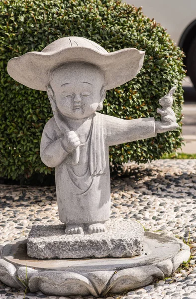 Estatua de monje pupilo en el templo budista Hsi Lai, California . — Foto de Stock