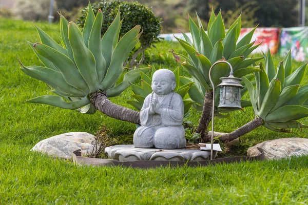 Pupil monk statue at Hsi Lai Buddhist Temple, California. — Stock Photo, Image