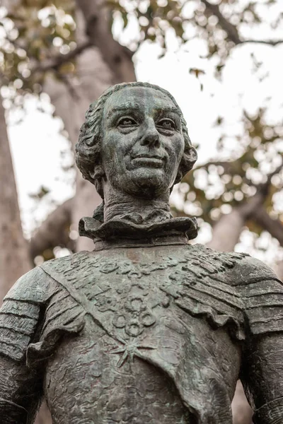 Staty av spanska kung Carlos Iii, grundare av Los Angeles hotell — Stockfoto