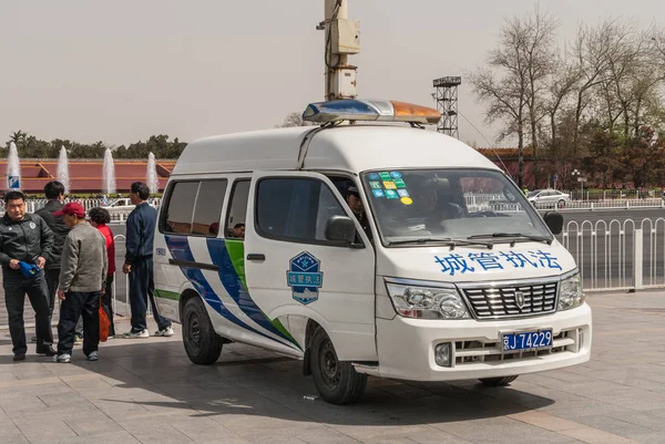 To policejní auto zaparkováno na náměstí Nebeského klidu v Pekingu, Čína. — Stock fotografie