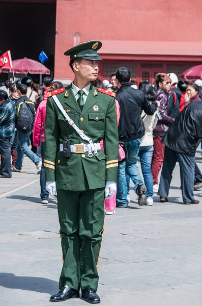 Polis i grön uniform på Himmelska fridens torg, Beijing. — Stockfoto