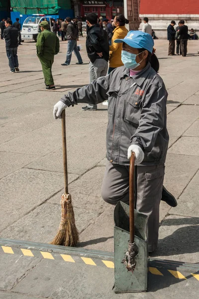Kobiece zamiatacz ulic w Pekinie. — Zdjęcie stockowe