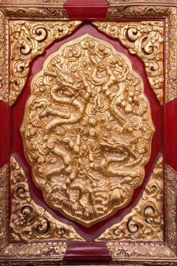 Beijing, Çin - 27 Nisan 2010: yasak şehir. Altın kıvırma rakamlar ve yılan canavarlar gösterilen binasının büyük kestane rengi kapı panelinde closeup.