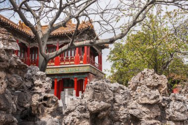 Beijing, Çin - 27 Nisan 2010: yasak şehir. Yukarıdaki gri kayalar ve açık mavi gökyüzü altında çiçekli ağaçlar arasında kırmızı sütunlu ikinci düzey daire özel dörtte peeps.