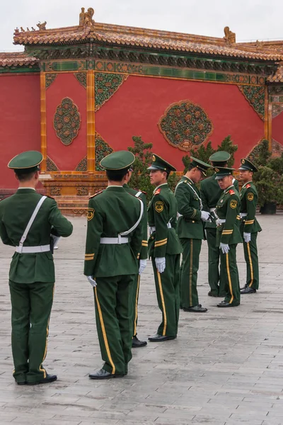 Πεκίνο Κίνα Απριλίου 2010 Απαγορευμένη Πόλη Γραμμή Στο Πράσινο Ένστολοι — Φωτογραφία Αρχείου