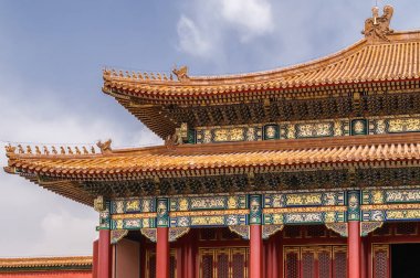 Beijing, Çin - 27 Nisan 2010: Yasak Şehir, closeup turuncu bir çatı, kırmızı cephe ve doulbe düzeyi salonu açık mavi gökyüzü altında şartını dekorasyon. 