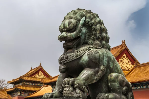 Pequim China Abril 2010 Cidade Proibida Closeup Estátua Leão Cinza — Fotografia de Stock