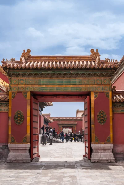 Beijing China Abril 2010 Ciudad Prohibida Puerta Roja Decorativa Pared —  Fotos de Stock
