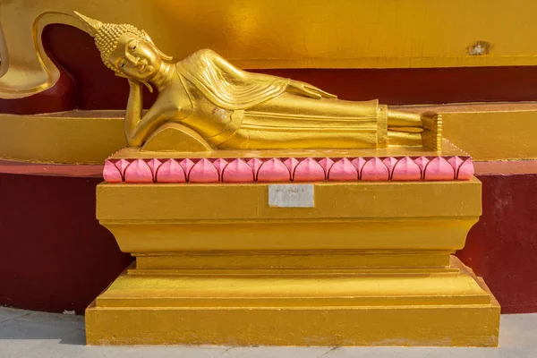 科萨穆伊岛Wat Phra Yai的佛像正在倾斜 — 图库照片
