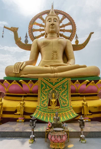 Celý Velký Buddha nastavení v Mara Postoj na Wat Phra Yai, Ko Sa — Stock fotografie