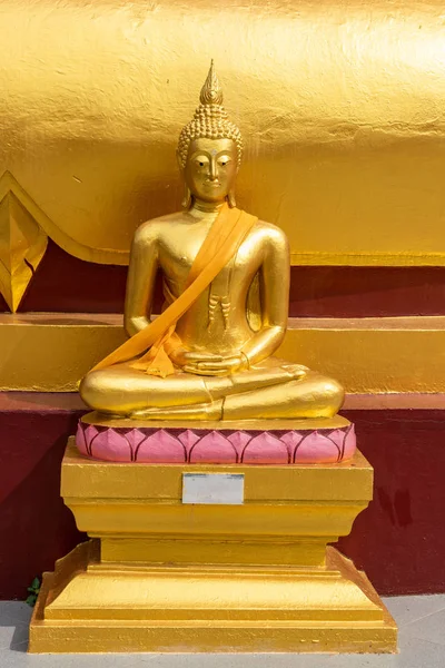 Socha Bodhisattva na Wat Phra Yai, ostrov Ko Samui, Thajsko. — Stock fotografie