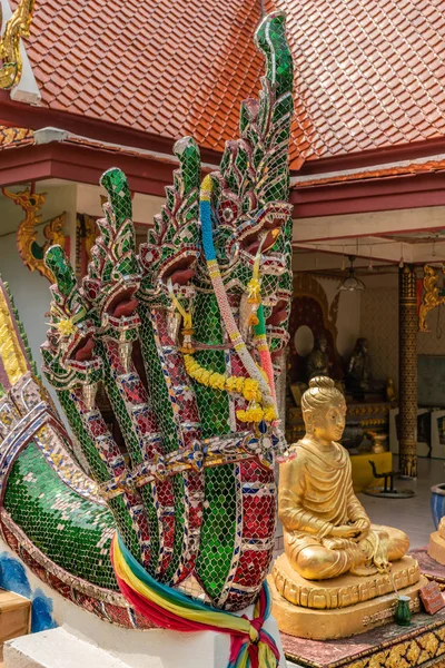 Dragão de pedra preciosa no templo Wat Phra Yai, Ilha Ko Samui, Thailan — Fotografia de Stock