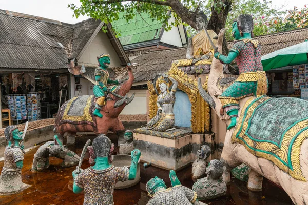 Βούδας πάνω από την κόλαση στο ναό Wat Phra Yai, Ko Samui Island, Thail — Φωτογραφία Αρχείου