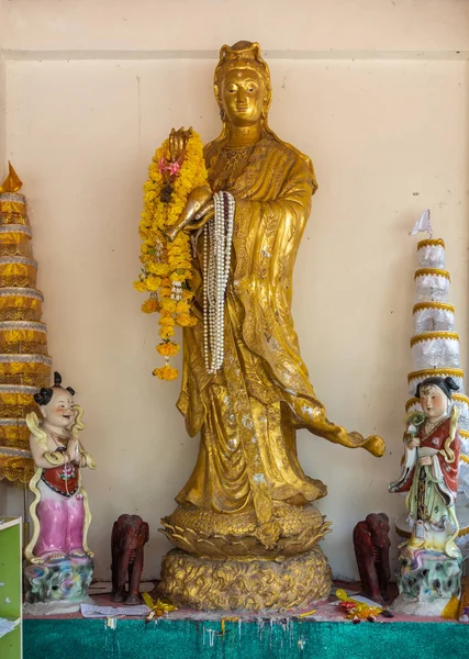 Estatua de Guan Yin en el templo de Wat Phra Yai, isla de Ko Samui, Tailandia — Foto de Stock