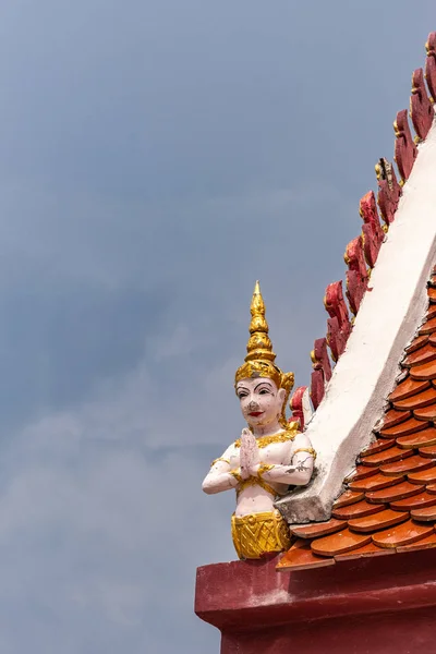 Toit avec statue au temple Wat Phra Yai, île Ko Samui, Thaila — Photo