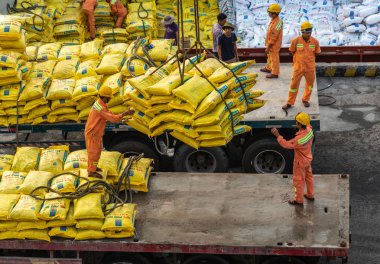 Vietnam 'daki Da Nang Limanı' ndaki kamyon yatağına işçi indirme..