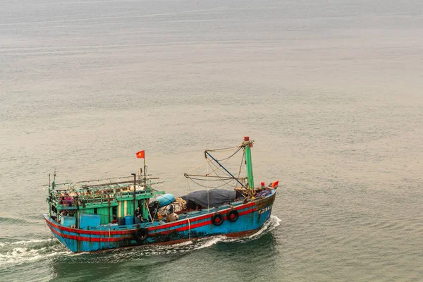 Malé modré a zelené rybářské lodě plachty v přístavu Da Nang, Vietnam — Stock fotografie