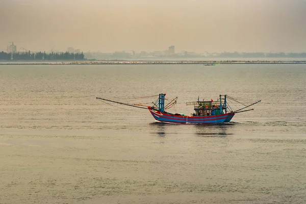 Fischerboot fischt aktiv im Hafen von da nang, Vietnam. — Stockfoto