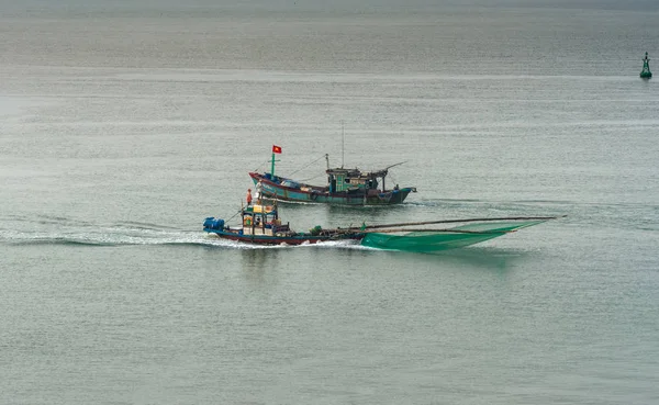 Két halászhajó tevékenyen halászik Da Nang kikötőben, Vietnamban. — Stock Fotó