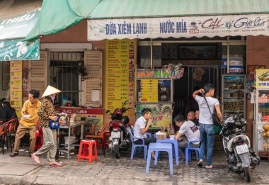 Kahve dükkanının önünde oturan müşteriler, Da Nang Vietnam.